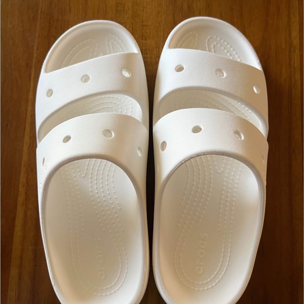 NWOT Unisex White Crocs Sandals M8/W6